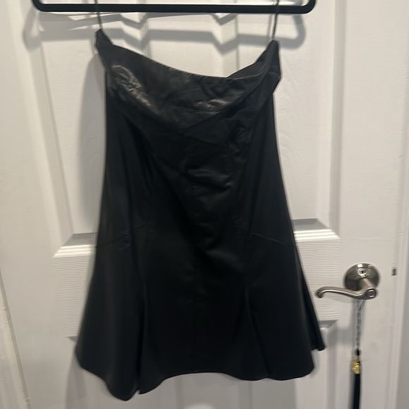 Strapless black leather pleated dress - Picture 2 of 2